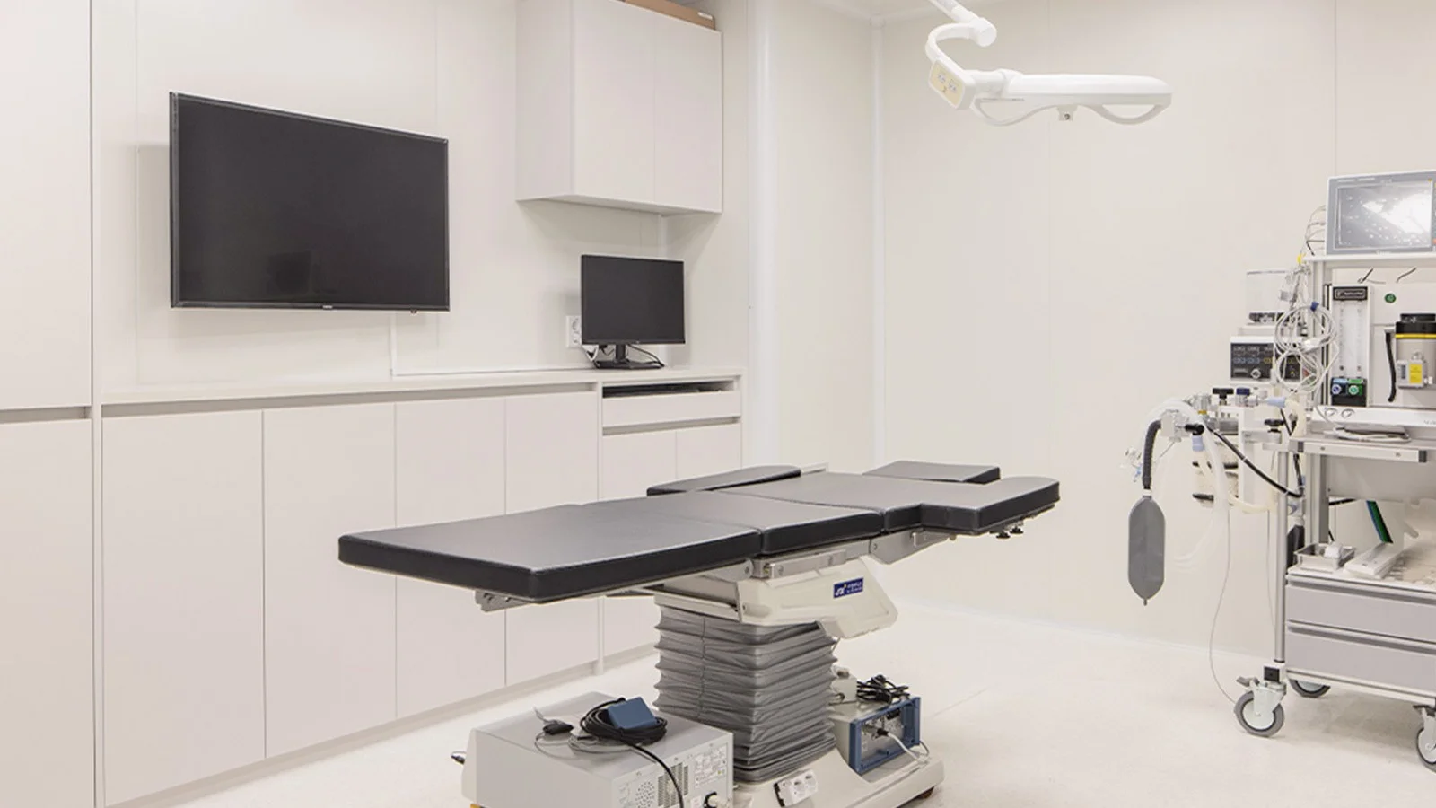 345 Plastic Surgery operating room with surgical table for natural results