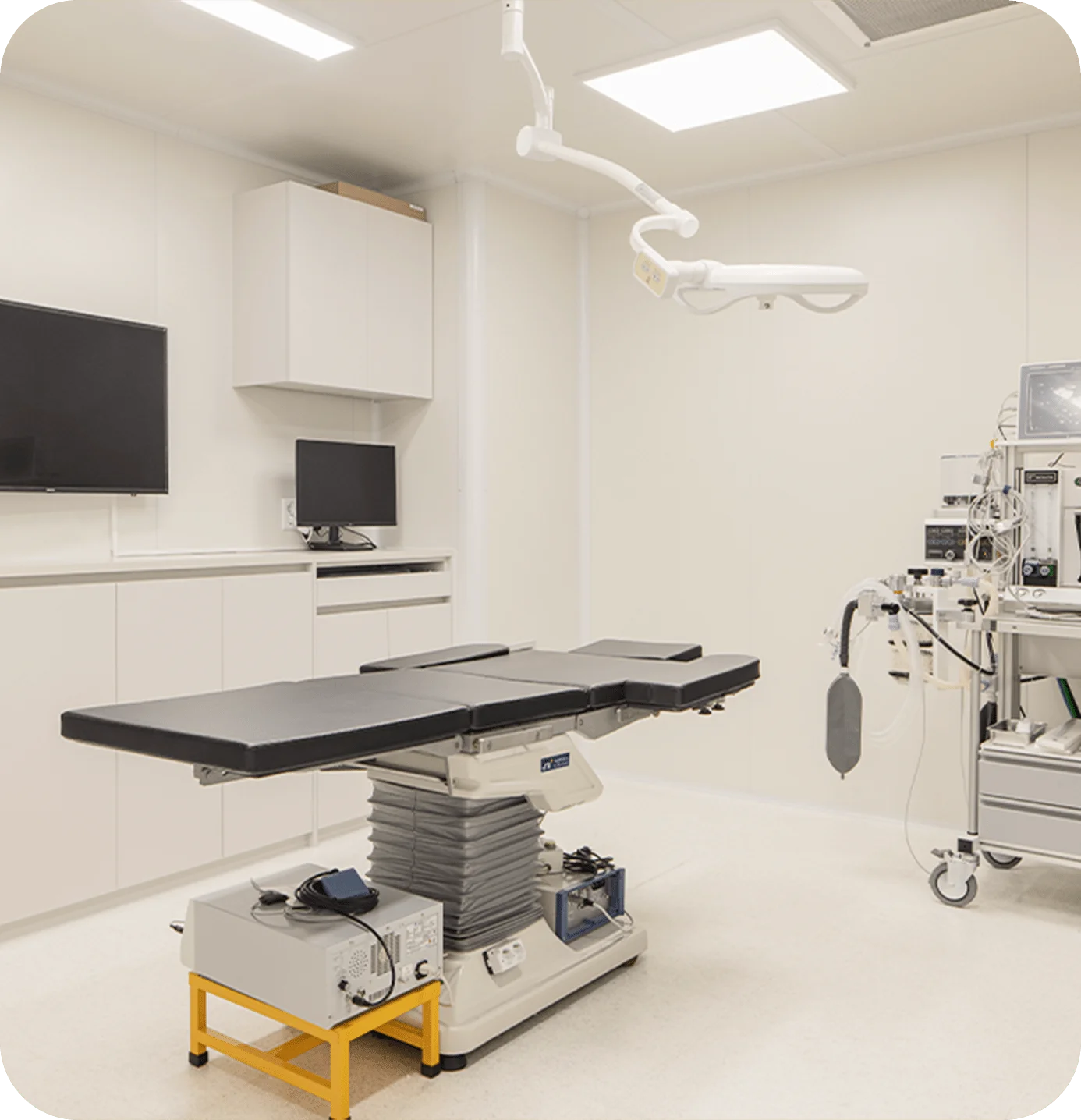 Operating room with surgical table for 345 plastic surgery where natural procedures.